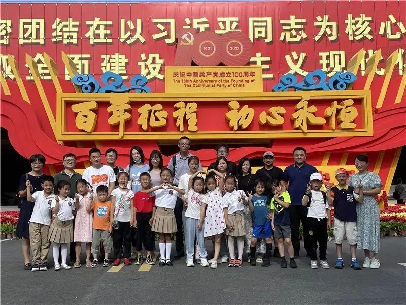 度假的时尚女孩